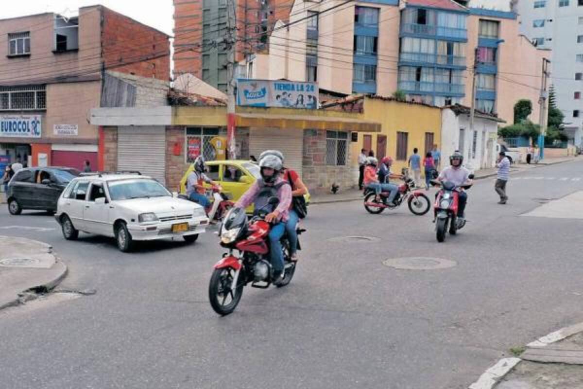 Esta es la calle 33 con carrera 24, una de las cinco vías de mayor accidentalidad en la capital santandereana. Tanto peatones como conductores son víctimas, a diario, de percances viales en este neurálgico punto de la ciudad.(Foto: Nelson Dìaz / VANGUARDIA LIBERAL)