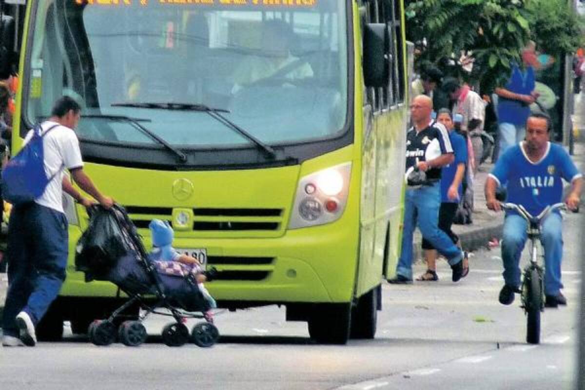 El Fondo de Prevención Vial adelanta campañas pedagógicas con miras a disminuir los altos índices de accidentalidad en la capital santandereana.(Foto: Jaime Del Río / VANGUARDIA LIBERAL)
