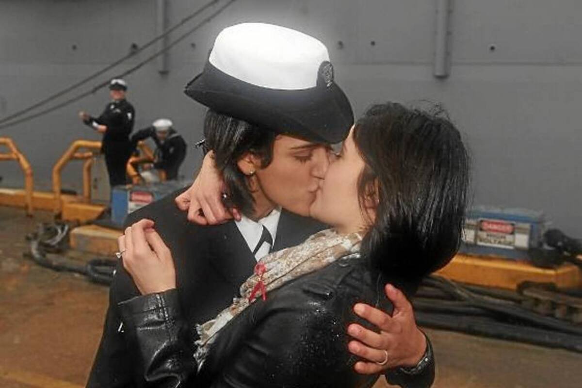 Dos lesbianas se dan "primer beso" tras regreso de barco de guerra (Foto: Tomada de Internet/ VANGUARDIA LIBERAL)