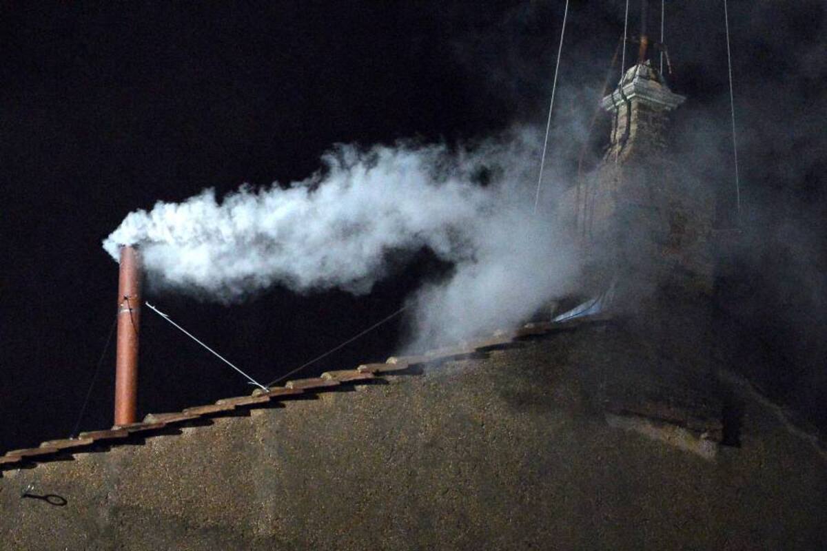 Explosión de júbilo en Plaza de San Pedro tras fumata blanca (Foto: AFP/VANGUARDIA LIBERAL)