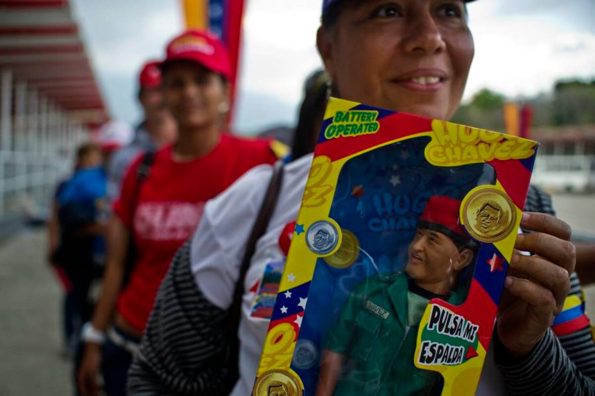 Venezolanos se concentran para presenciar traslado de Chávez (Foto: AFP / VANGUARDIA LIBERAL)