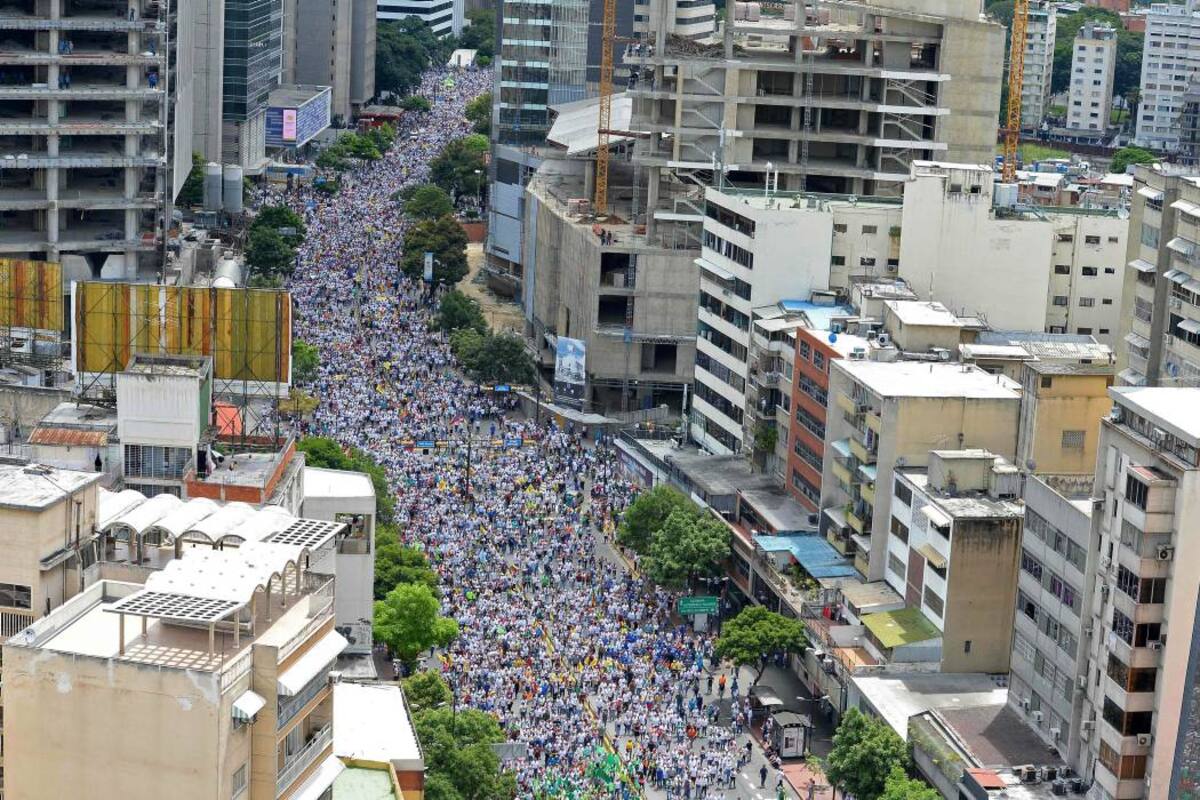 Miles de venezolanos marchan en las calles de Caracas, contra el gobierno del presidente Nicolás Maduro. (Foto: AFP/VANGUARDIA LIBERAL)