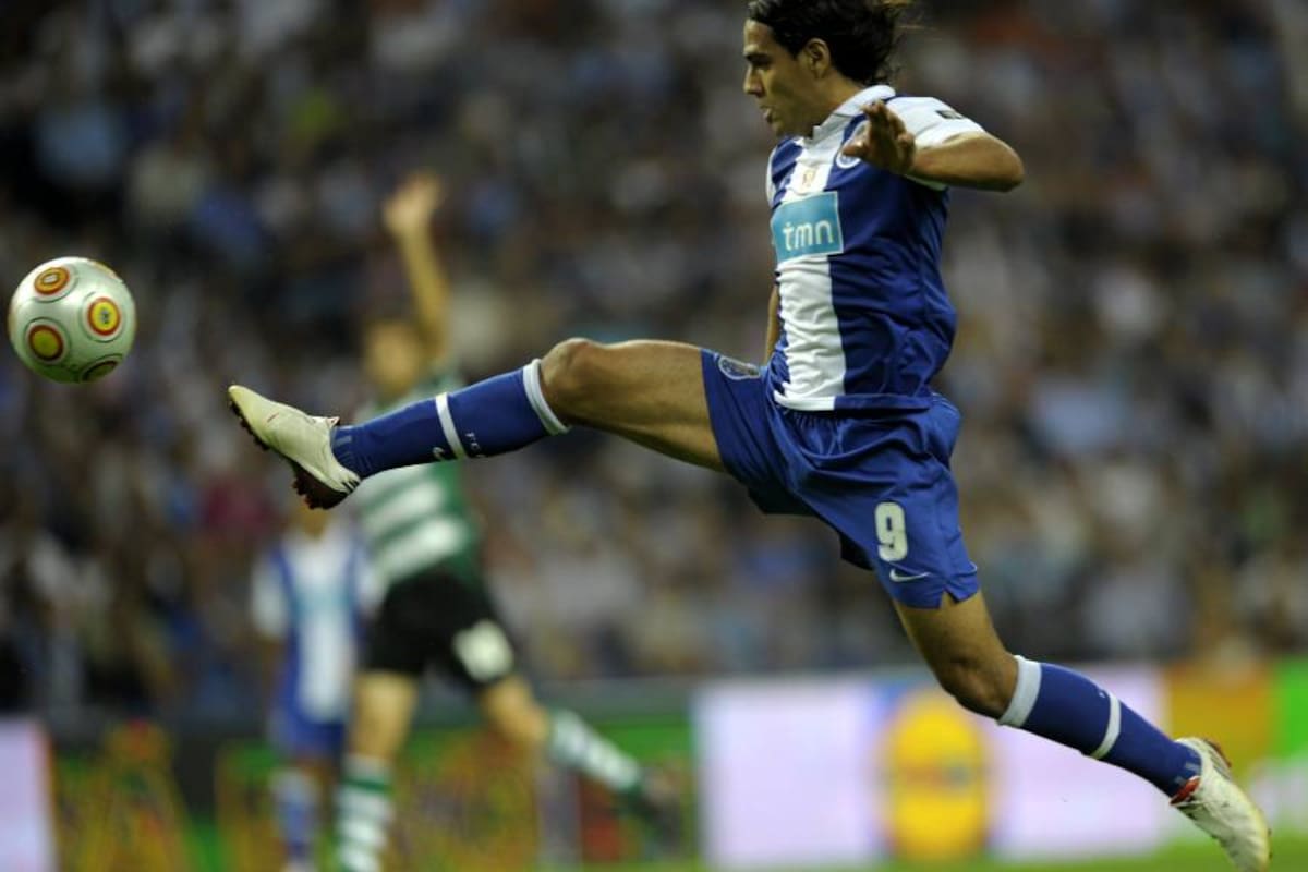 Radamel Falcao disputa un balón en el ataque del Oporto. (Foto: Archivo/ Vanguardia Liberal)