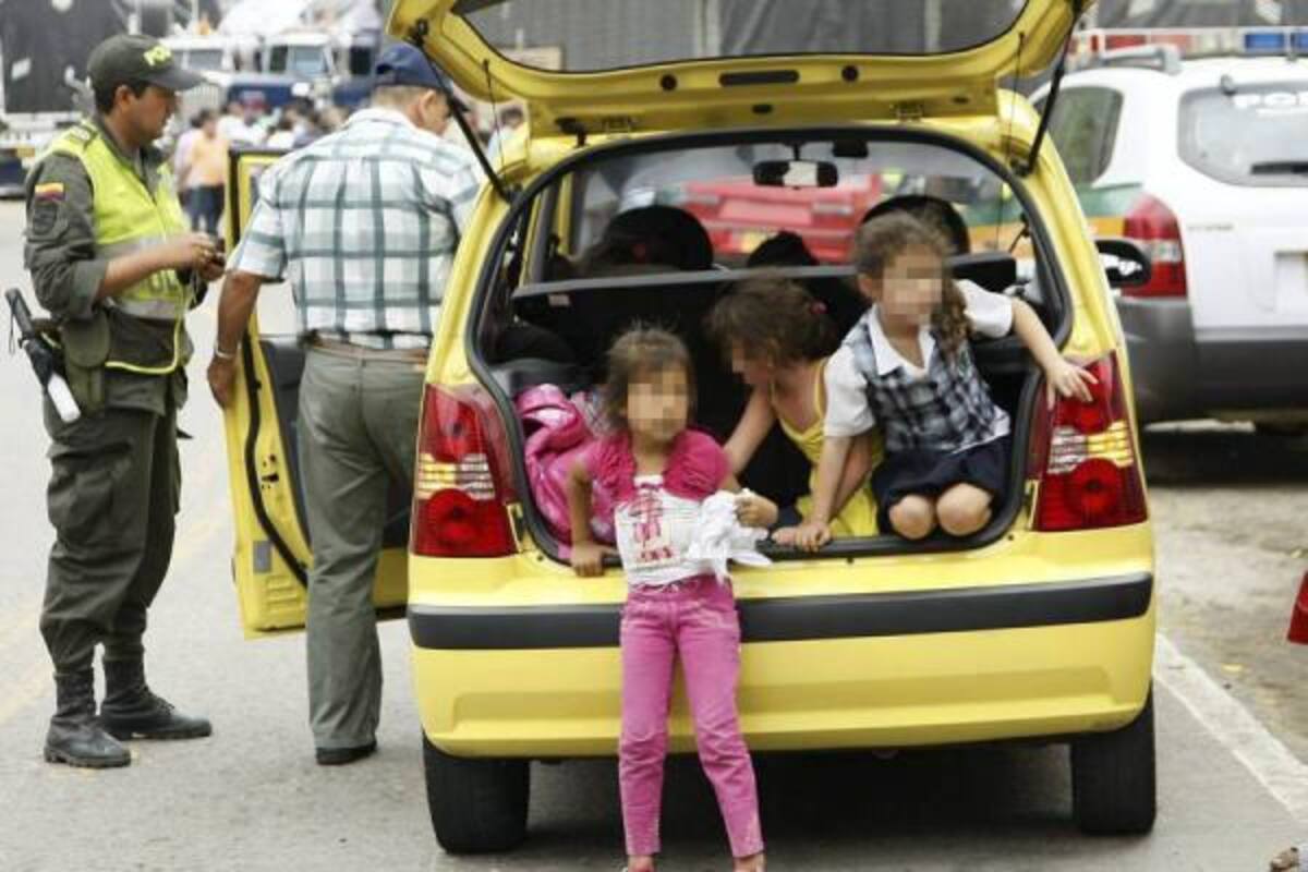 Este taxista fue sancionado con 15 salarios mínimos diarios legales vigentes por el desplazamiento de estudiantes de manera ilegal y no cumplir con los requisitos básicos para la prestación del servicio. Hasta el momento, se han inmovilizado siete conductores en Bucaramanga porque no tienen los contratos formalizados. (Foto: César Flórez / VANGUARDIA LIBERAL)