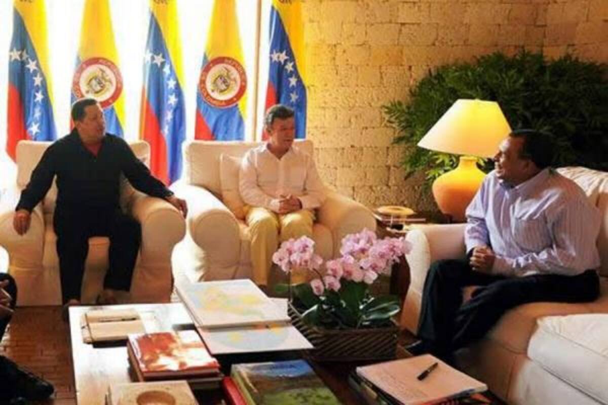 El presidente colombiano, Juan Manuel Santos (c), se reúne con sus homólogos de Venezuela, Hugo Chávez (i), y de Honduras, Porfirio Lobo (d), en Cartagena (Colombia). Chávez llegó a territorio colombiano para definir con Santos la nueva relación comercial bilateral y para tener un encuentro a tres bandas, no anunciado, con el mandatario de Honduras, Porfirio Lobo. (Foto: Efe / VANGUARDIA LIBERAL)