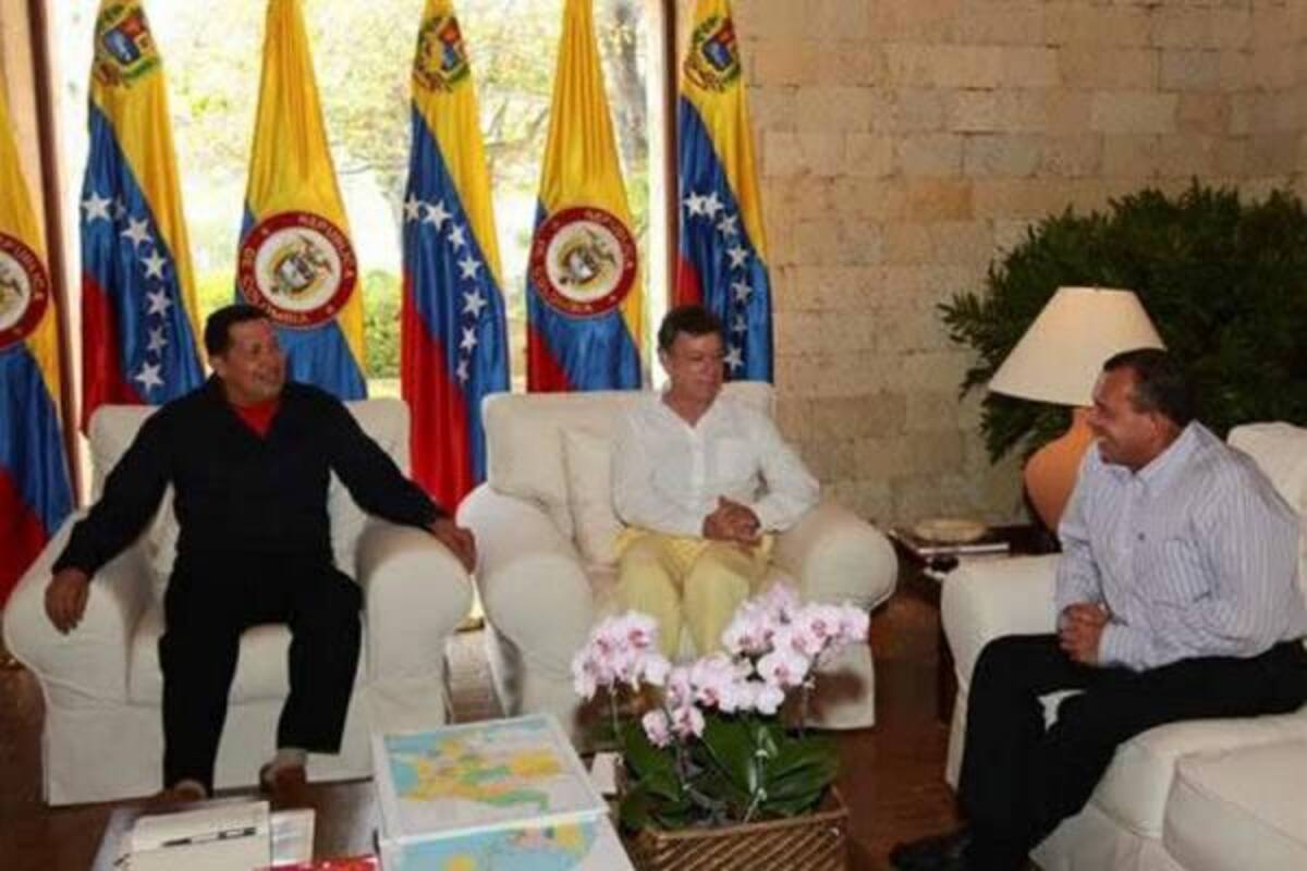Los presidentes de Venezuela, Hugo Chávez (i); de Honduras, Porfirio Lobo (d); y de Colombia, Juan Manuel Santos (c), se reúnen hoy, sábado 9 de abril de 2011, en Cartagena (Colombia). Chávez llegó a Colombia para definir con Santos la nueva relación comercial bilateral y para tener un encuentro a tres bandas, no anunciado, con Lobo. (Foto: Efe / VANGUARDIA LIBERAL)