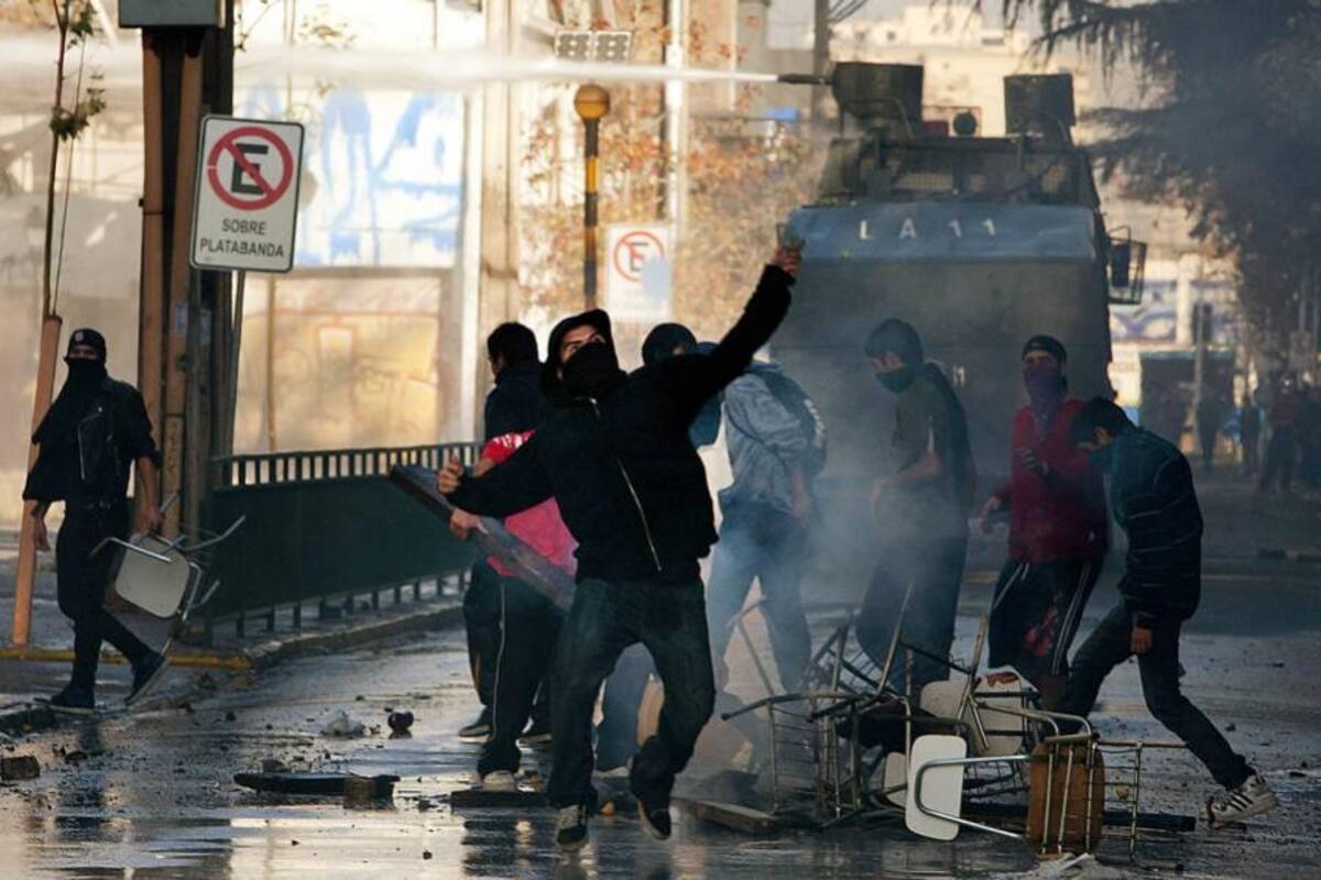 Los tres colombianos -de 20, 18 años y un menor de edad de 15- fueron grabados arrojando pesadas bolas metálicas a la policía en el centro de Santiago. (Foto: Colprensa/VANGUARDIA LIBERAL)