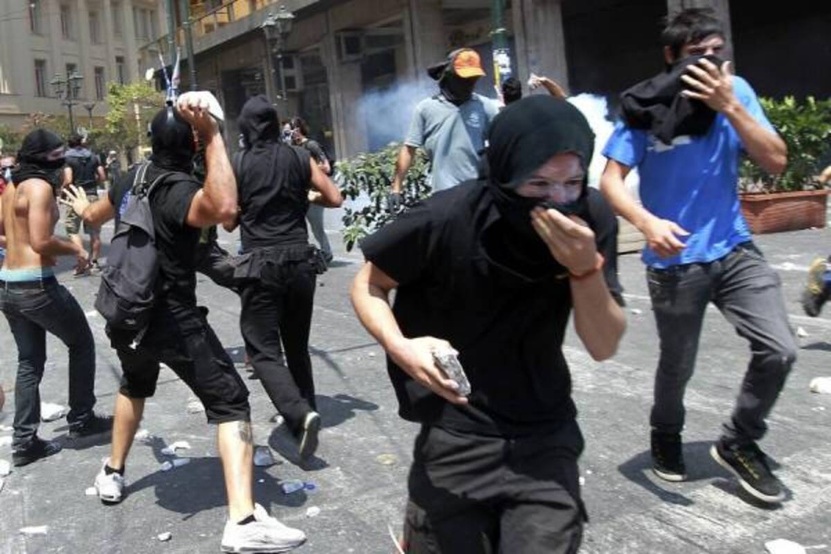 Varios manifestantes se enfrentan a efectivos de la policía antidisturbios durante los enfrentamientos registrados junto al Parlamento griego, en Atenas.(Foto: Efe / VANGUARDIA LIBERAL)