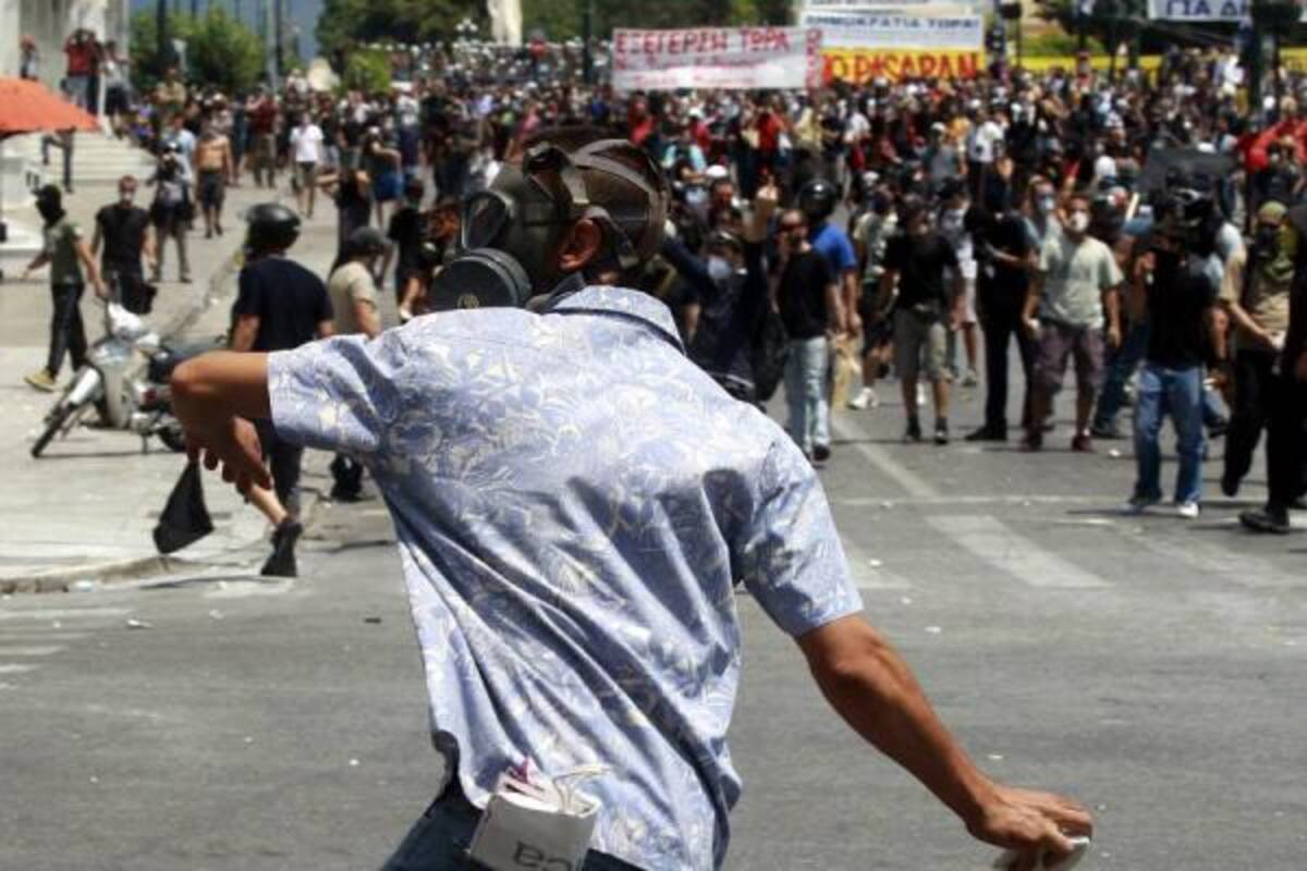 Varios manifestantes se enfrentan a efectivos de la policía antidisturbios durante los enfrentamientos registrados junto al Parlamento griego, en Atenas.(Foto: Efe / VANGUARDIA LIBERAL)