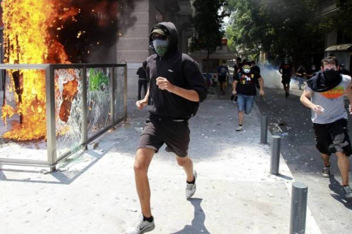 Varios manifestantes se enfrentan a efectivos de la policía antidisturbios durante los enfrentamientos registrados junto al Parlamento griego, en Atenas.(Foto: Efe / VANGUARDIA LIBERAL)