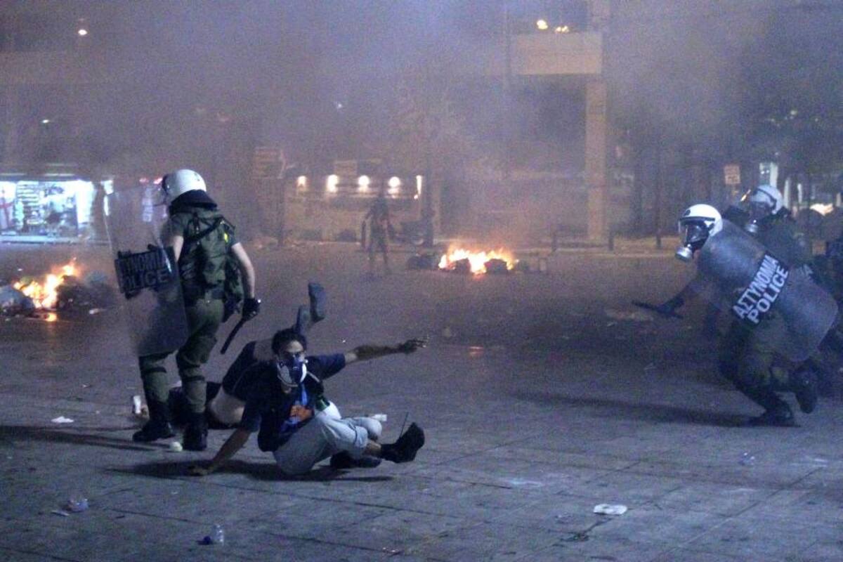 La policía indicó que todavía no podía informar si tenia heridos entre sus filas, tras los 20 agentes heridos en los disturbios de ayer, miércoles. (Foto: Efe/ VANGUARDIA LIBERAL)