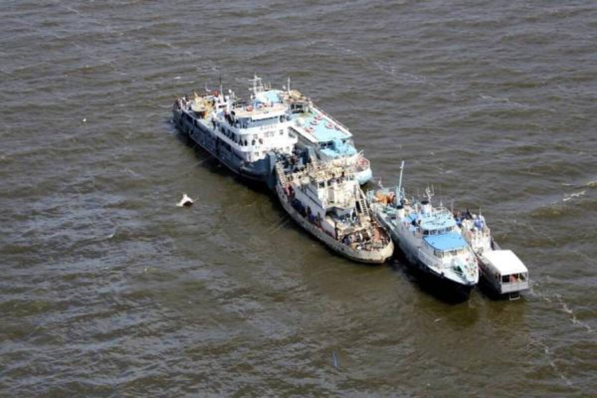 Fotografía facilitada por el Ministerio de Emergencias de la república rusa de Tatarstán, que muestra a los barcos de los equipos de rescate en el río Volga, donde el barco turísitico "Bulgaria" se fue a pique cerca de la localidad de Syukeyevo, a unos 150 kilómetros de Kazán, en la república rusa de Tatarstán. De los 202 pasajeros que viajaban en el barco, sólo 79 sobrevivieron al accidente.(Foto: Efe)