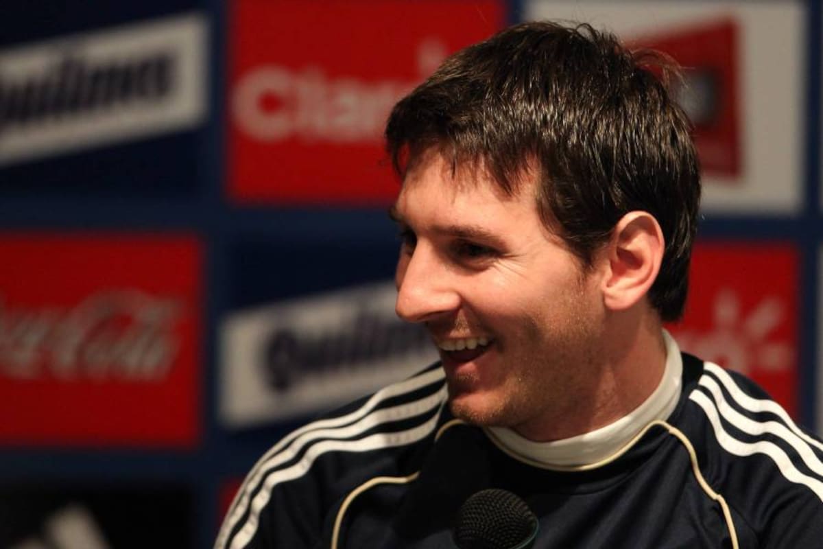El jugador de la selección de Argentina de fútbol Leo Messi brinda una conferencia de prensa luego de un entrenamiento, a las afueras de la ciudad de Buenos Aires, con vistas al partido de cuartos de final de la Copa América 2011, que jugará frente a Uruguay en Santa Fe. (Foto: Efe)