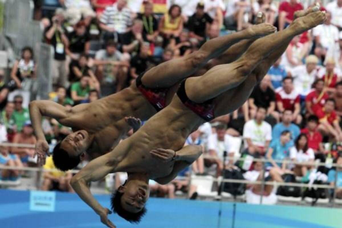 Los saltadores chinos Qin Kai y Luo Yutong compiten para ganar el oro en la final de salto sincronizado desde trampolín de 3 metros de los Campeonatos del Mundo de natación de Shanghái (China).(Foto: Efe)