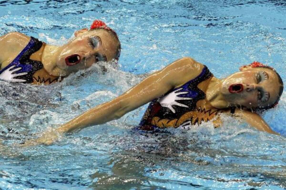 Las nadadoras rusas Natalia Ischenko y Svetlana Romashina realizan su rutina en el preliminar del dúo libre de natación sincronizada en los Mundiales de Natación de Shanghái (China).(Foto: Efe)
