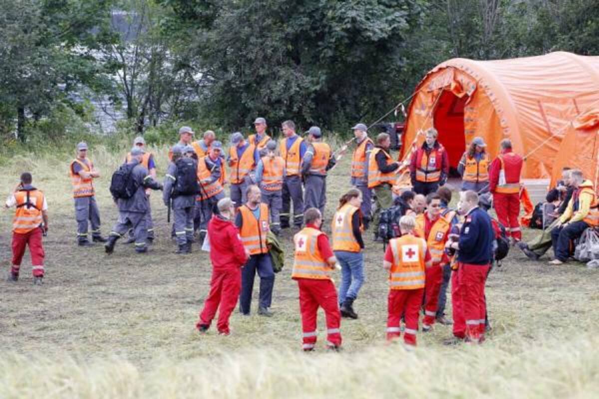 Miembros de los servicios de rescate y búsqueda en la base de la isla de Storoeya, desde donde dirigen las operaciones tras el tiroteo en el campamento juvenil de la isla de Utoya, cerca de Oslo, hoy, 23 de julio de 2011. Un hombre noruego de 32 años ha sido arrestado como presunto autor de los dos atentados perpetrados ayer en el centro de Oslo y en el campamento juvenil socialdemócrata, que han costado la vida al menos a 91 personas, según fuentes policiales. (Foto: Efe)