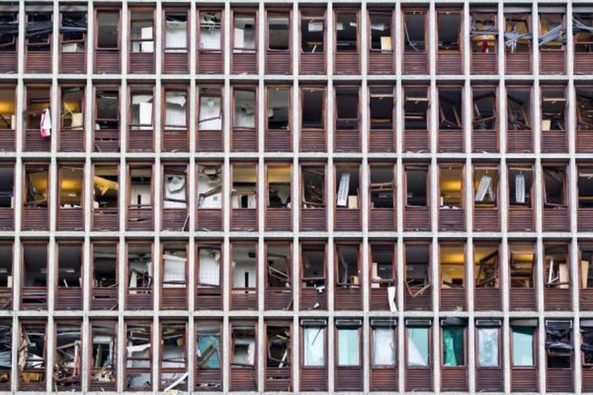 Imagen general de los daños sufridos en la fachada de un edificio de viviendas tras la explosión del 22 de julio en el centro de Oslo, Noruega, hoy, sábado 23 de julio de 2011. Un hombre noruego de 32 años ha sido arrestado como presunto autor de los dos atentados perpetrados ayer en el centro de Oslo y en un campamento juvenil socialdemócrata de la isla de Utøya, vecina a Oslo, que han costado la vida al menos a 91 personas, según fuentes policiales. (Foto: Efe)