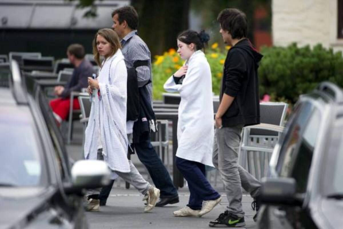 Parientes de las víctimas de la matanza del 22 de julio se concentran en un hotel de Sunvold, Noruega, hoy, sábado 23 de julio de 2011. Un hombre noruego de 32 años ha sido arrestado como presunto autor de los dos atentados perpetrados ayer en el centro de Oslo y en un campamento juvenil socialdemócrata de la isla de Utøya, vecina a Oslo, que han costado la vida al menos a 91 personas, según fuentes policiales. (Foto: Efe)