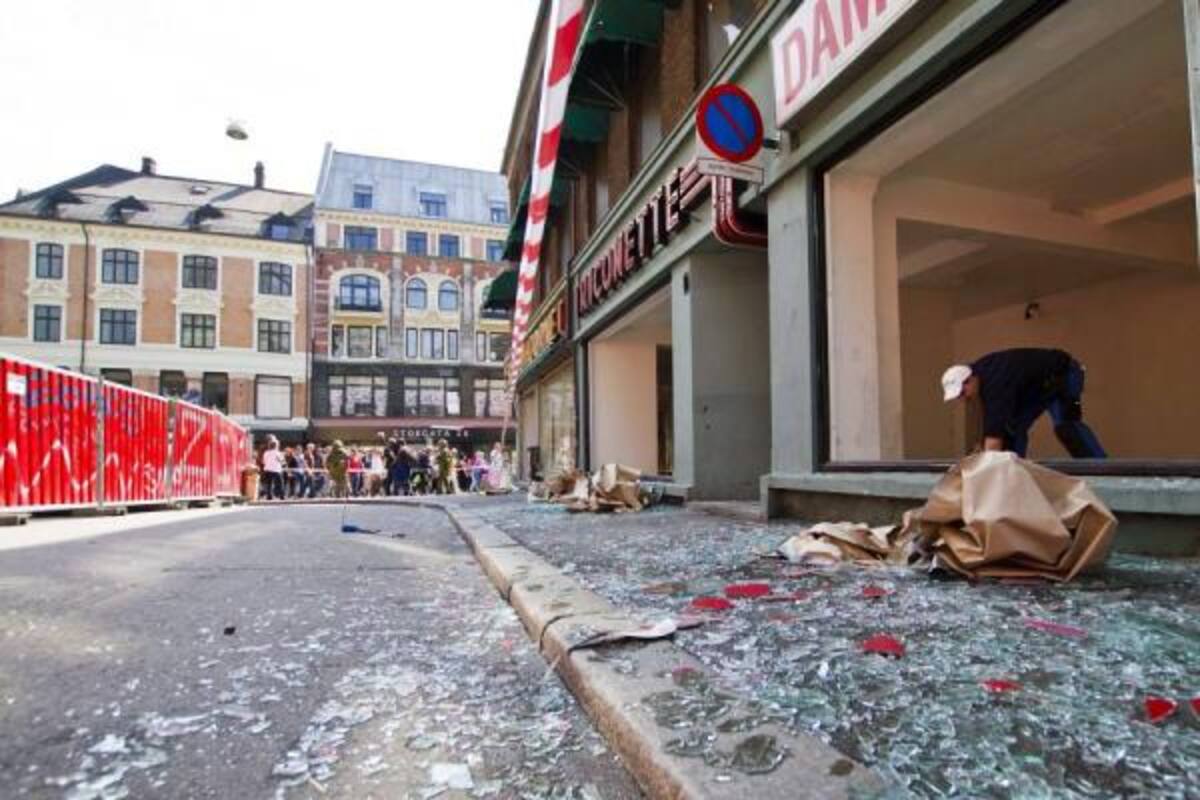 Visión general de los daños sufridos en varios comercios tras la explosión del 22 de julio en el centro de Oslo, Noruega, hoy, sábado 23 de julio de 2011. Un hombre noruego de 32 años ha sido arrestado como presunto autor de los dos atentados perpetrados ayer en el centro de Oslo y en un campamento juvenil socialdemócrata de la isla de Utøya, vecina a Oslo, que han costado la vida al menos a 91 personas, según fuentes policiales.(Foto: Efe)