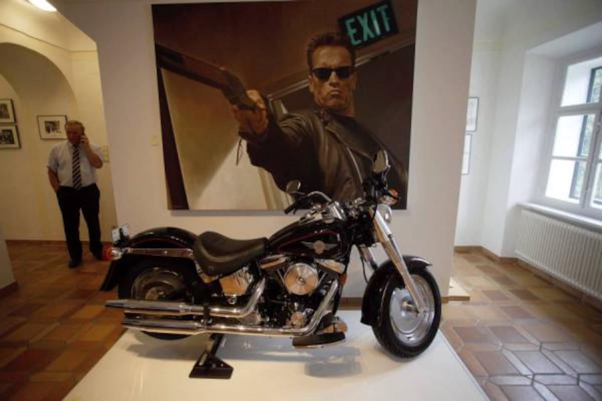 Imagen facilitada del ex gobernador de California Arnold Schwarzenegger (dcha) y al creador del museo Peter Urdl (izq) durante su visita a la Casa Museo Arnold Schwarzenegger montado en Thal, localidad próxima a la ciudad de Graz (Austria).(Foto: Efe / VANGUARDIA LIBERAL)