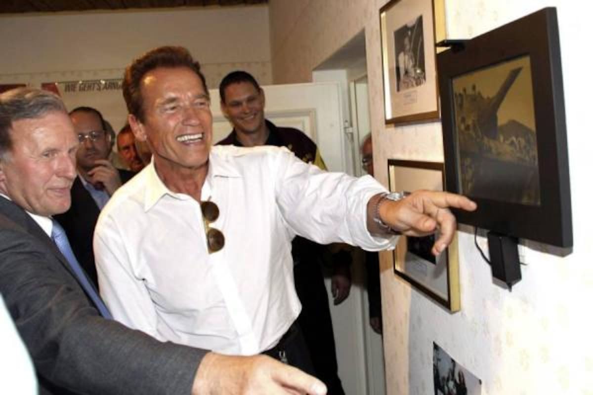 Imagen facilitada del ex gobernador de California Arnold Schwarzenegger (dcha) y al creador del museo Peter Urdl (izq) durante su visita a la Casa Museo Arnold Schwarzenegger montado en Thal, localidad próxima a la ciudad de Graz (Austria).(Foto: Efe / VANGUARDIA LIBERAL)