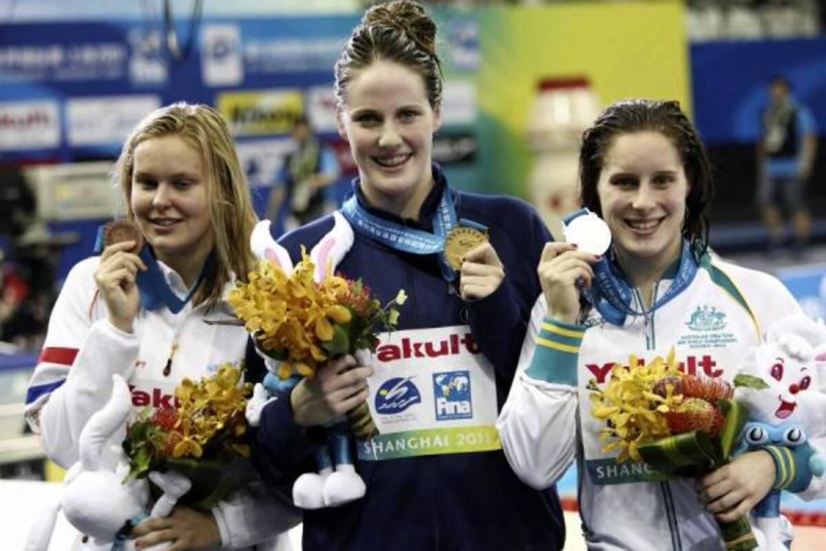 La nadadora estadounidense Melissa Franklin (c), la australiana Belinda Hocking (dcha) y la holandesa Sharon van Rouwendaal, celebran en el podio tras ganar el oro, la plata y el bronce, respectivamente en la prueba de 200m espalda del Campeonato del Mundo de natación de Shanghái (China).(Foto: Efe / VANGUARDIA LIBERAL)