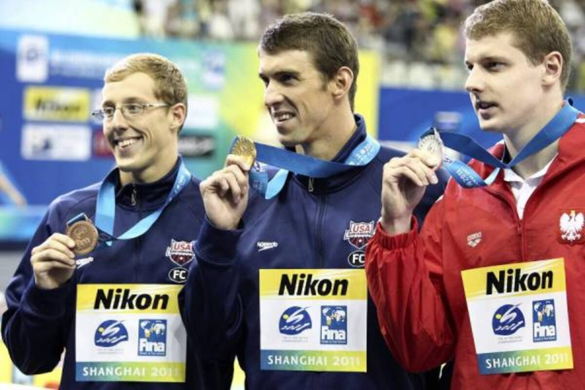 El estadounidense Michael Phelps (c) posa con su medalla de oro, junto al ganador de la plata, el polaco Konrad Czerniak (d) y del bronce, el estadounidense Tyler McGill (i), durante la premiación de la final de los 100 mariposa, en los Mundiales de Shanghái.(Foto: Efe / VANGUARDIA LIBERAL)