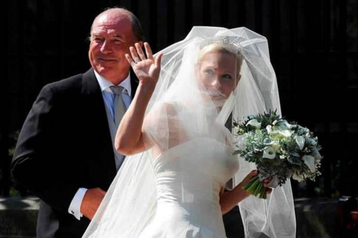 La nieta mayor de la reina de Inglaterra, Zara Phillips, (d) llega junto a su padre Mark Phillips a la iglesia de Canongate Kirk, donde ha contraido matrimonio con el jugador de rugby Mike Tindall, en Edimburgo, Reino Unido.(Foto: Efe/VANGUARDIA LIBERAL)
