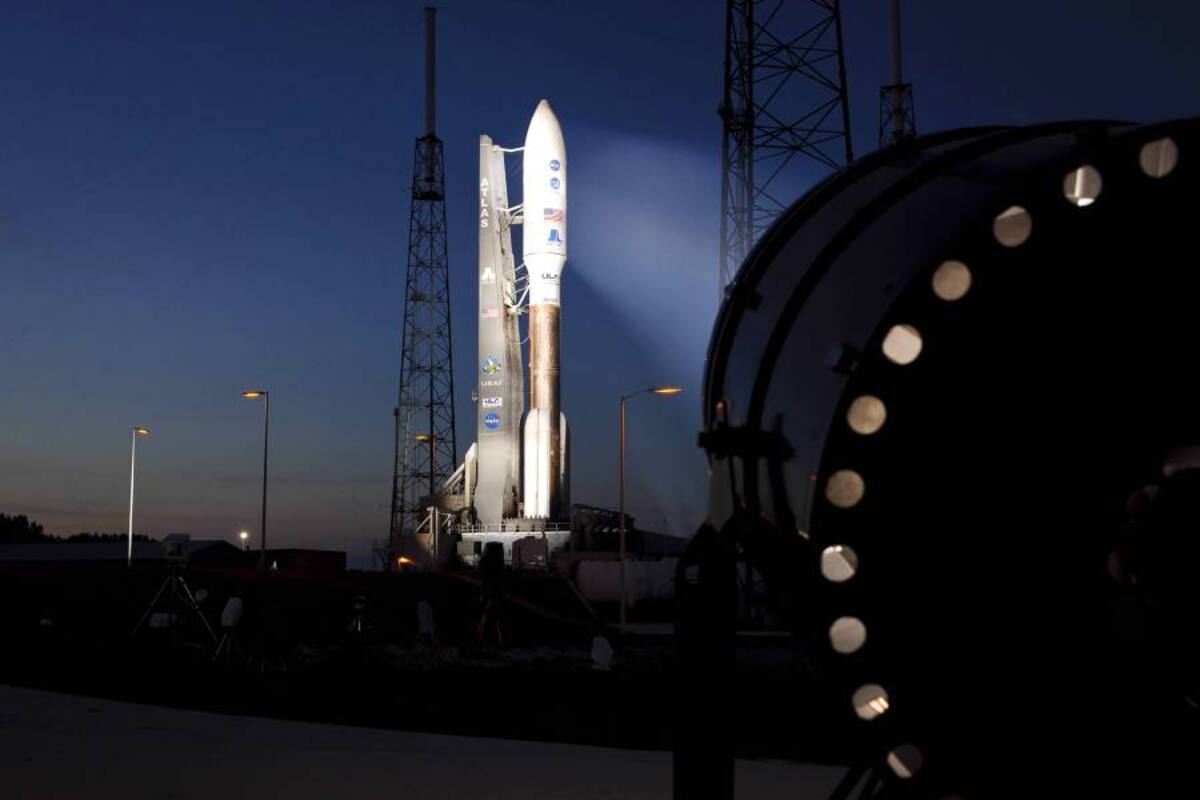 El cohete Atlas V y la nave espacial de carga Juno son vistos en la plataforma de lanzamiento, en la base de Cabo Cañaveral, Florida (EEUU), antes de su lanzamiento este viernes 5 de agosto. (Foto: Efe / VANGUARDIA LIBERAL)