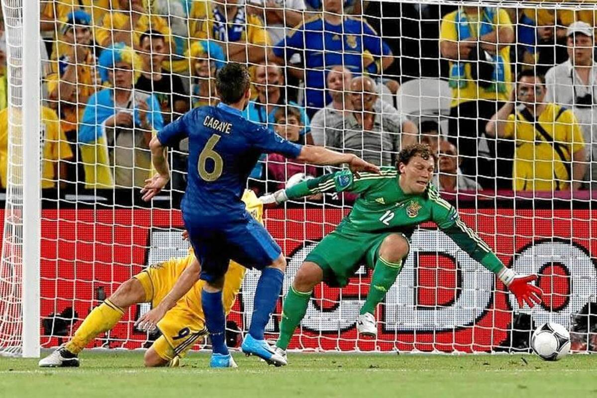 El jugador de la selección francesa Yohan Cabaye marca contra Ucrania. (Foto: EFE / VANGUARDIA LIBERAL)