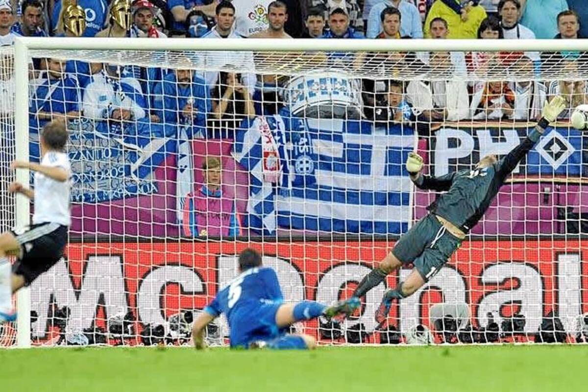 El jugador de la selección alemana, Philipp Lahm, marca el 1-0 en el partido correspondiente a los cuartos de final de la Eurocopa 2012 entre las selecciones de Grecia y Alemania. (Foto: EFE / VANGUARDIA LIBERAL)