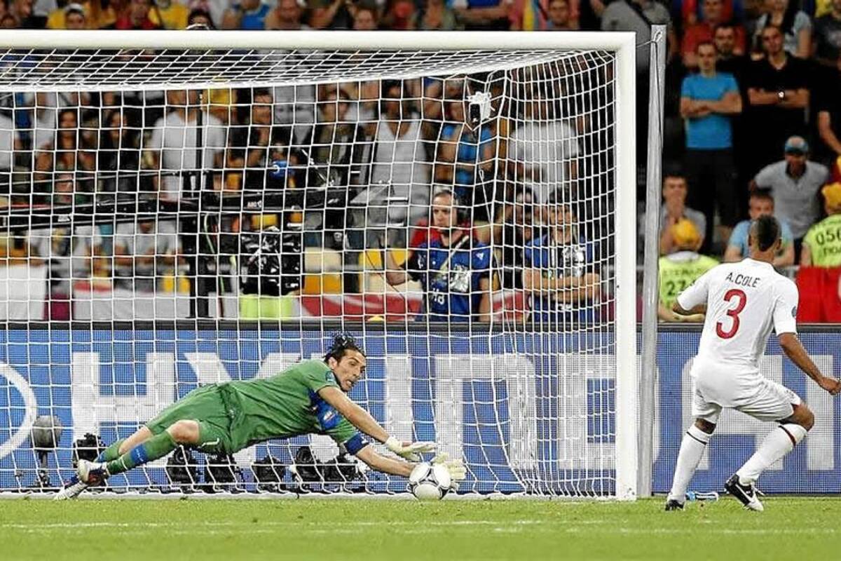 El arquero Gianluigi Buffon de Italia tapa el penalti lanzado por Ashley Cole de Inglaterra. (Foto: EFE / VANGUARDIA LIBERAL)