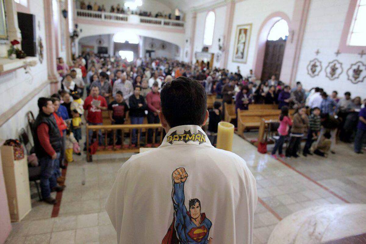 Un cura que da Misa con imágenes de cómic y bendice con pistolas de agua (Foto: Tomada de Internet/ VANGUARDIA LIBERAL)