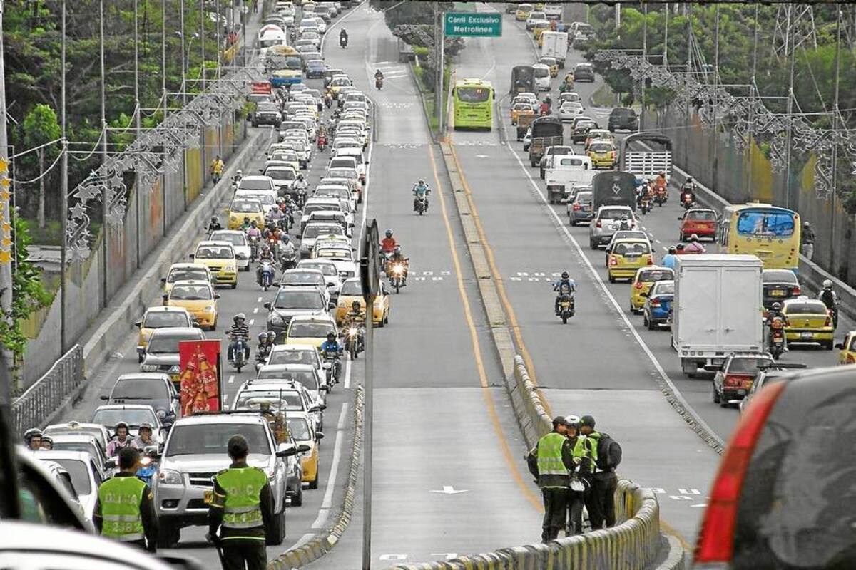El carril de Metrolínea en el tramo comprendido entre Motoreste y la Puerta del Sol recuperará su exclusividad desde mañana. (Foto: Archivo / VANGUARDIA LIBERAL)
