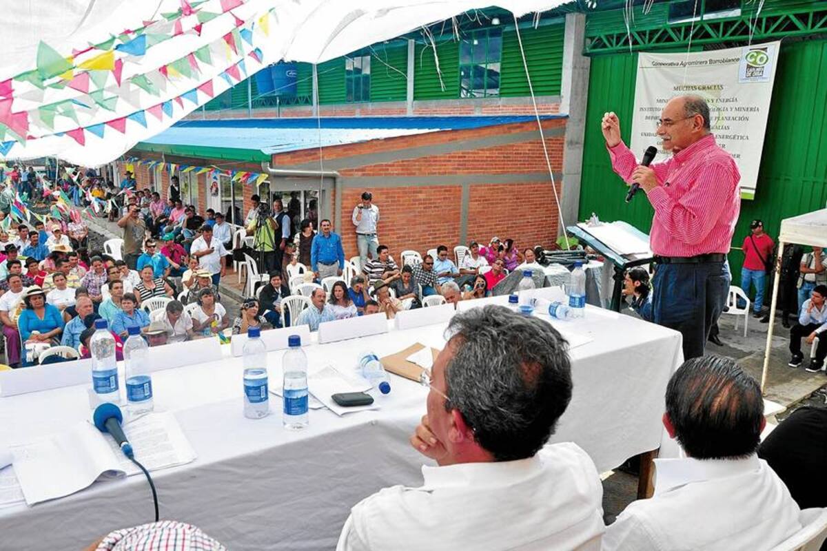 El gobernador de Santander, Horacio Serpa durante la inauguración de la Planta de Beneficio de Caolín, que operará desde Oiba y comercializará sus productos con diferentes ciudades del país, en presentaciones seca, paletizada y pulverizada, y exportará a países europeos. (Foto: Suministrada/VANGUARDIA LIBERAL)