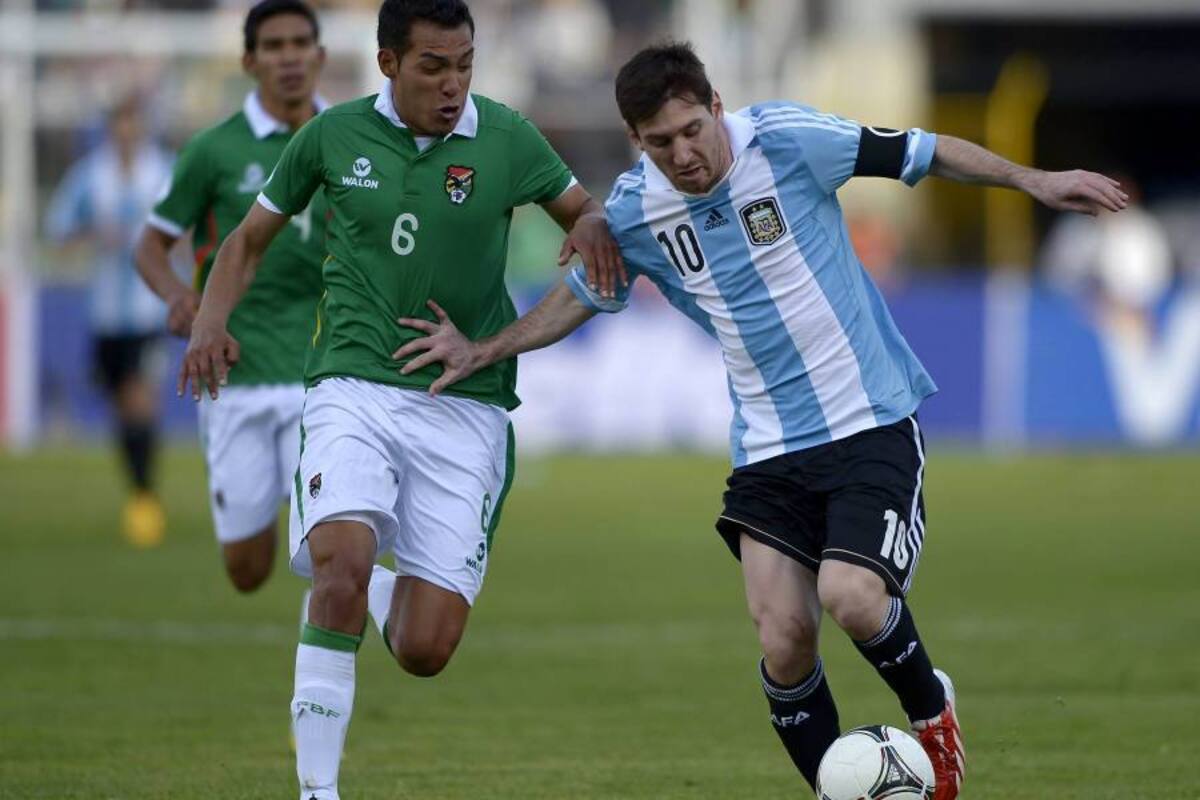 El argentino Lionel Messi, considerado el mejor jugador del mundo, tuvo a siete minutos del final la opción más clara para marcarle el primer gol de su vida a Bolivia; sin embargo, el portero Sergio Galarza lo aguantó, le cerró todo los espacios y le ganó el ‘mano a mano’ al astro del Barcelona. (Foto: AFP / VANGUARDIA LIBERAL )