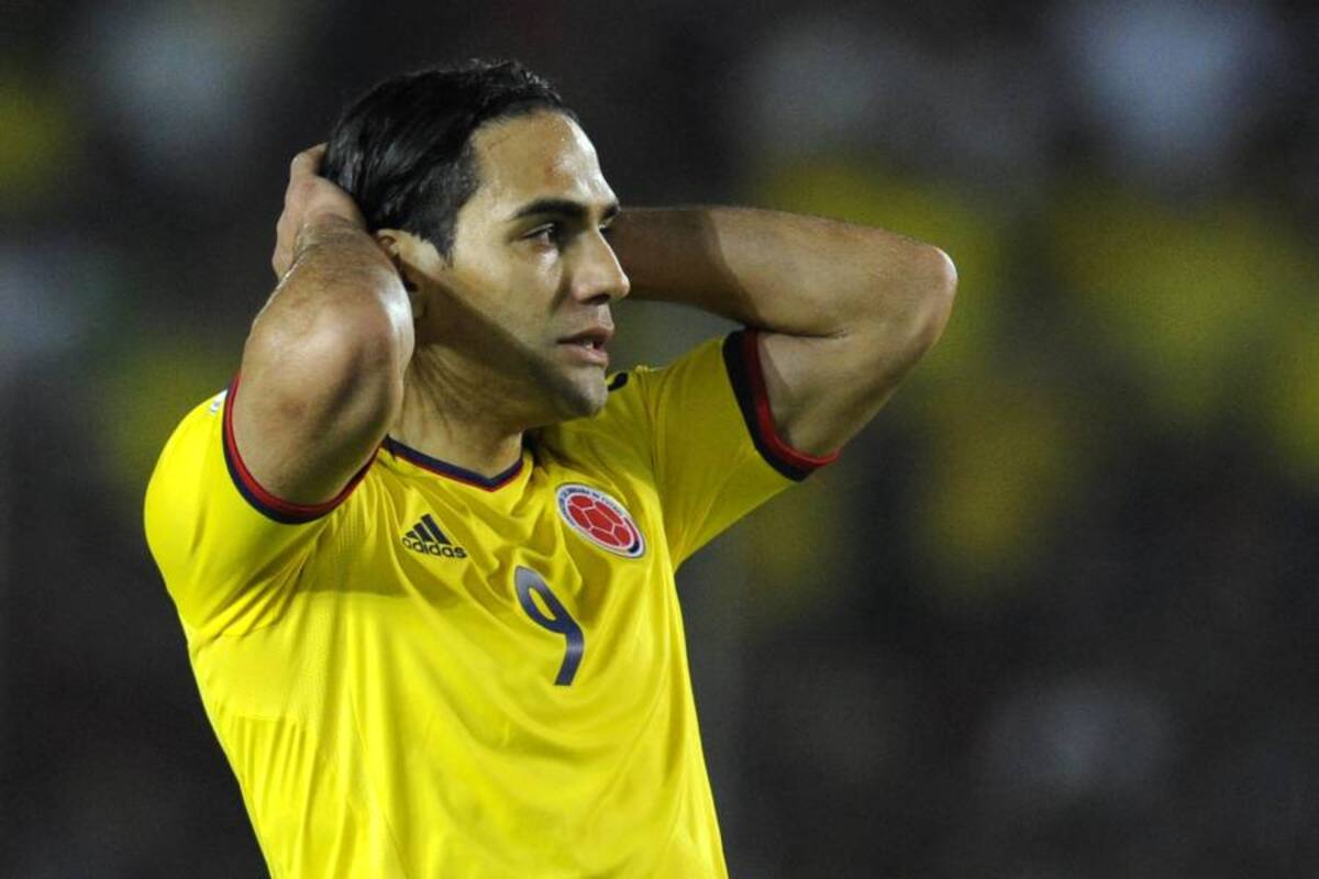 Esta imagen muestra claramente la impotencia del goleador, de Falcao García, que fue la misma de todos sus compañeros, que no encontraron la forma de evitar la derrota ante Venezuela. ‘El Tigre’ falló la opción más clara para Colombia, a pase de Bacca, estrelló el balón en el palo. (Foto: AFP / VANGUARDIA LIBERAL)