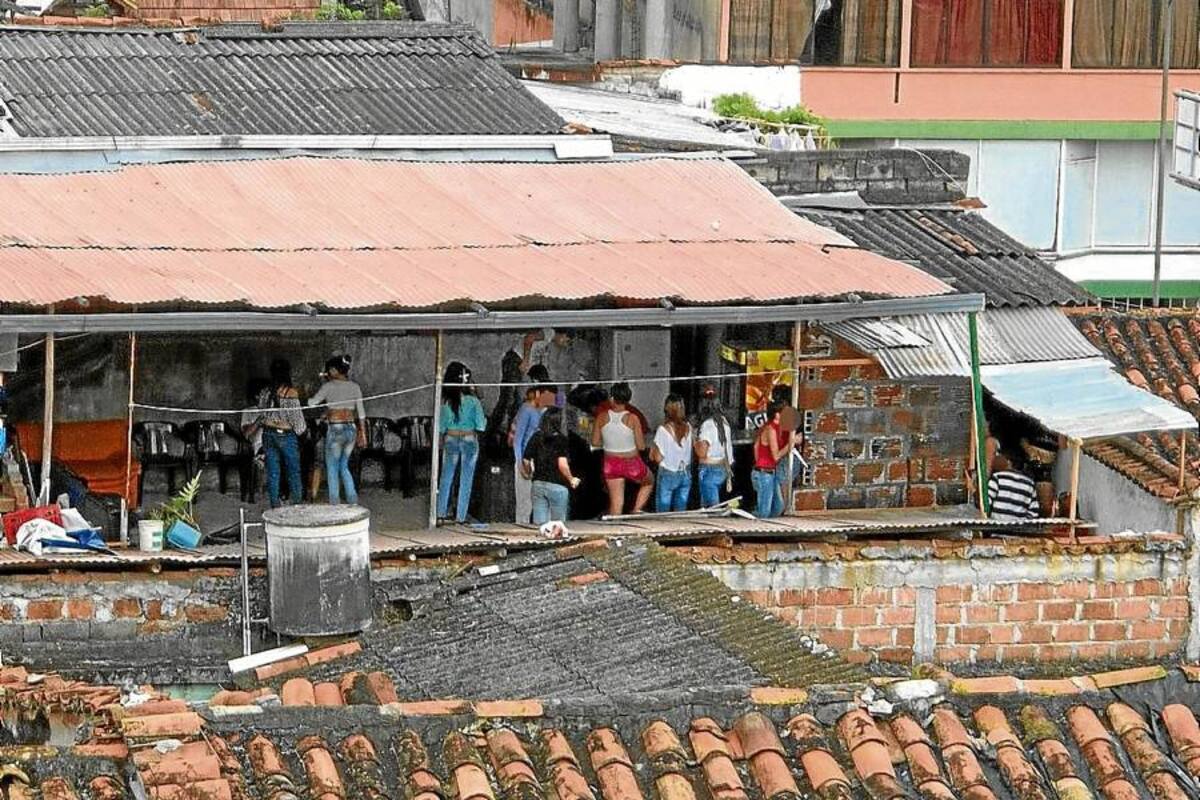 Con esta imagen un vecino denuncia cómo algunos establecimientos de la carrera 33, entre calles 34 y 36, venden licor a menores de edad. (Foto: Suministrada / VANGUARDIA LIBERAL)
