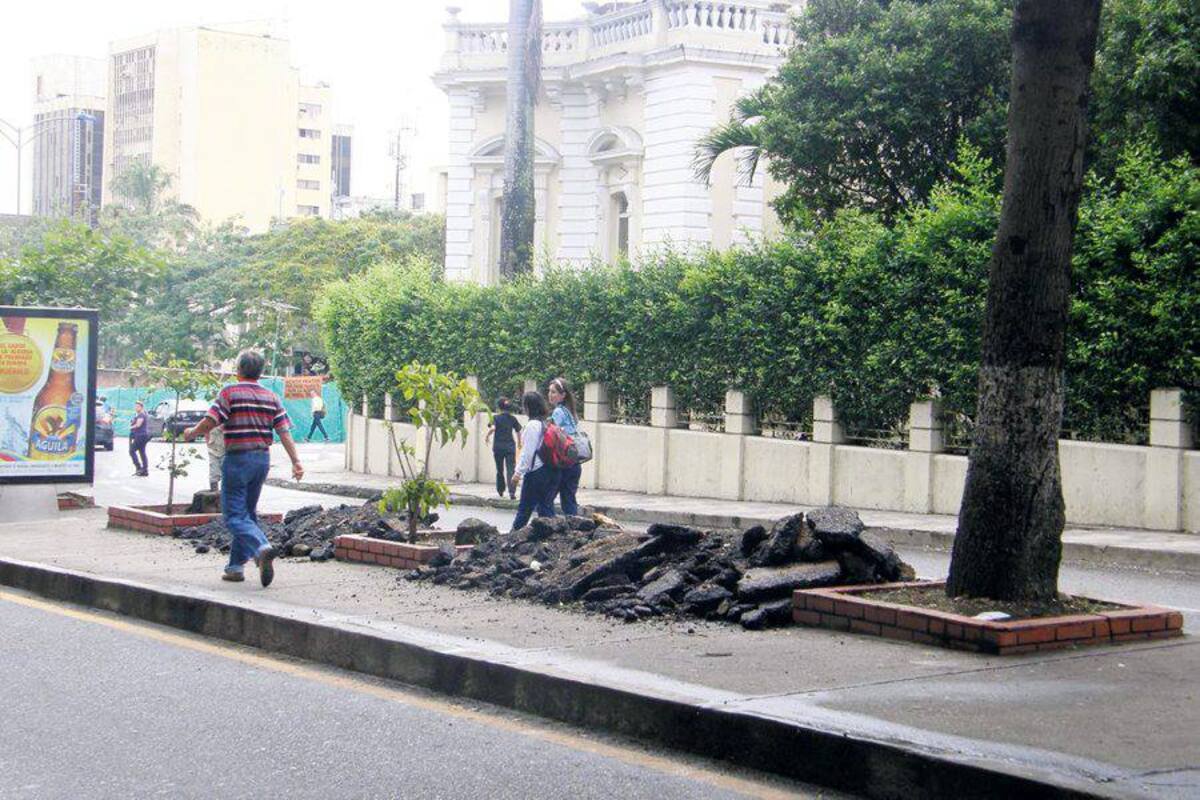 El separador de la calle 36, en pleno centro de Bucaramanga, es utilizado para dejar allí residuos de construcción. (Foto: Foto: Jaime Del Río / VANGUARDIA LIBERAL)