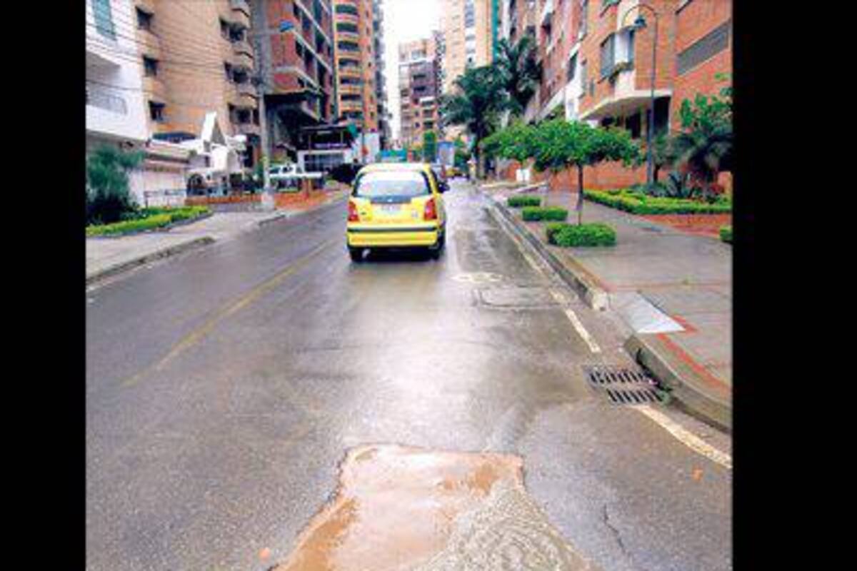 Muy deteriorado se encuentra el pavimento de la carrera 39 con calle 51, en Cabecera del Llano. (Foto: Foto: Jaime Del Río / VANGUARDIA LIBERAL)