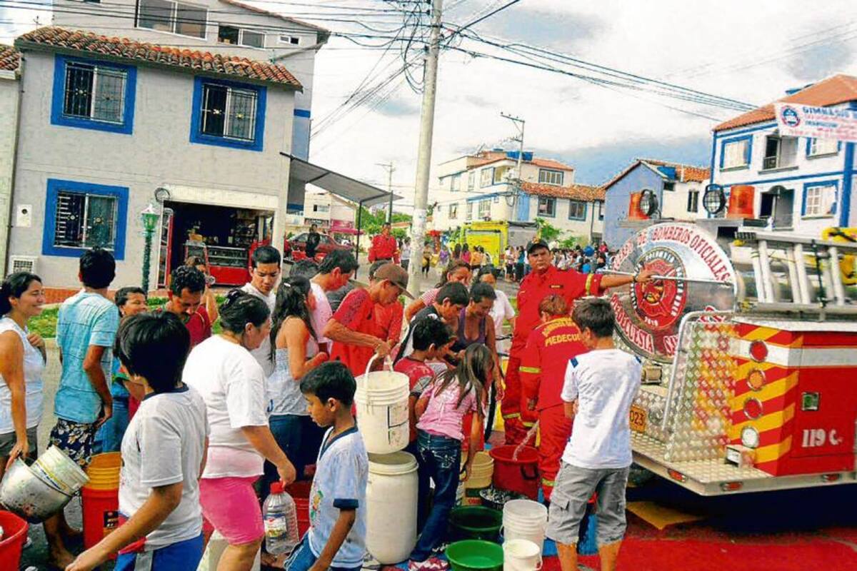 Algunos sectores del norte de la ciudad no contaban al cierre de ésta edición con un servicio de agua potable. Camiones cisterna del cuerpo de bomberos oficiales y voluntarios suministraban el servicio de agua potable . (Foto: Suministrada/ VANGUARDIA LIBERAL )