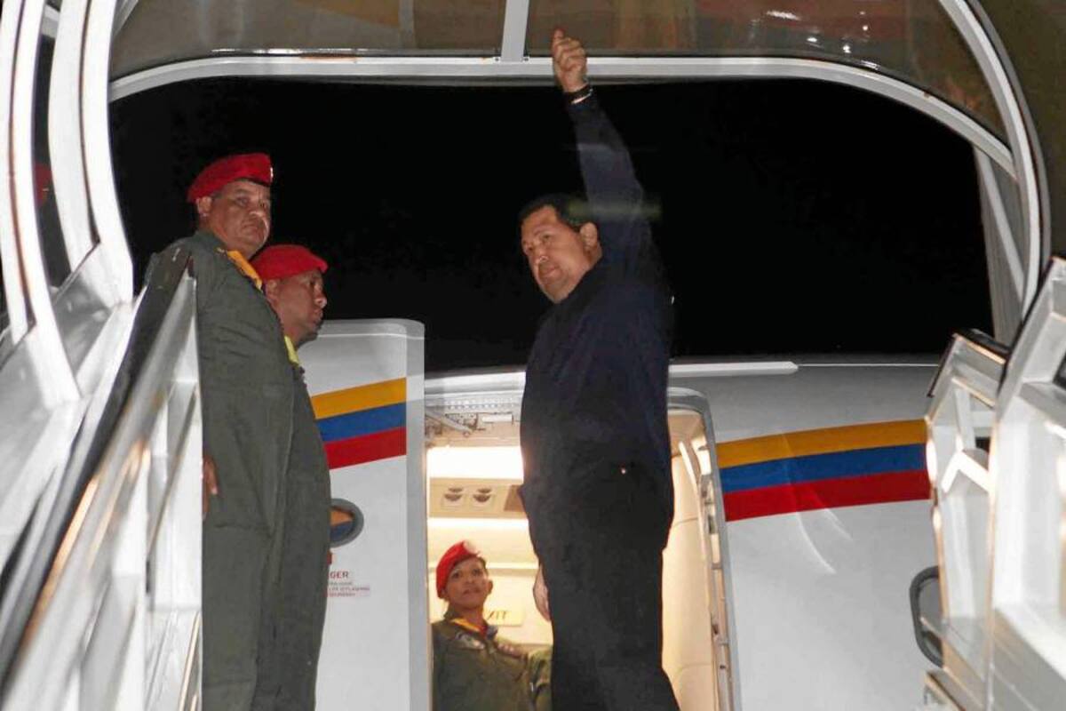Raúl Castro recibió a Chávez a su vuelta a Cuba para continuar tratamiento (Foto: AFP/ VANGUARDIA LIBERAL)