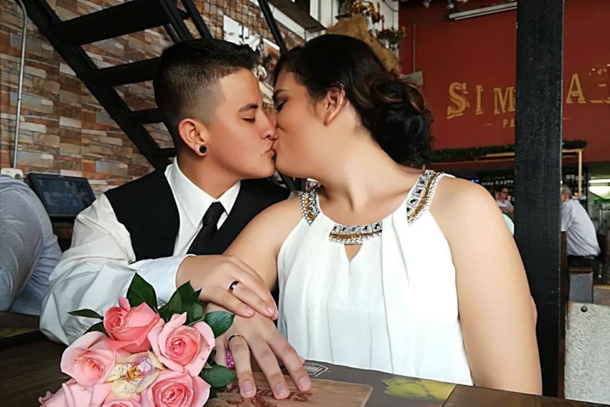 Andrés Santiago y María se casaron en la notaría segunda de Bucaramanga. En la ciudad existen varias entidades que apoyan a la problación trasngénero como la Plataforma Lgbtiq Santander, Diversas Incorrectas y la Coorporación ConPázes. (Foto: Tomada de Internet)