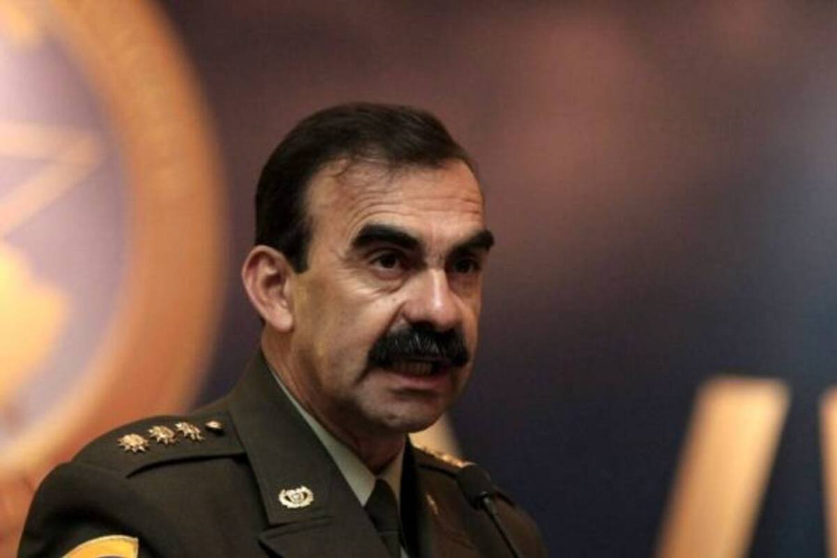 El director de la Policía, general Rodolfo Palomino, entregó el pabellón nacional al noveno contingente que estará en Haití. (Foto: EFE/VANGUARDIA LIBERAL)