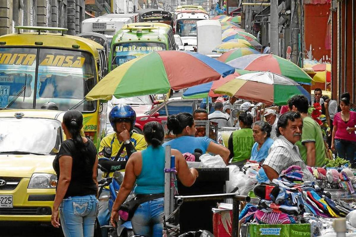 Cerca de dos mil vendedores ambulantes hay en la capital santandereana distribuidos en sectores como el Centro, Real de Minas y Cabecera. (Foto: Archivo /VANGUARDIA LIBERAL)