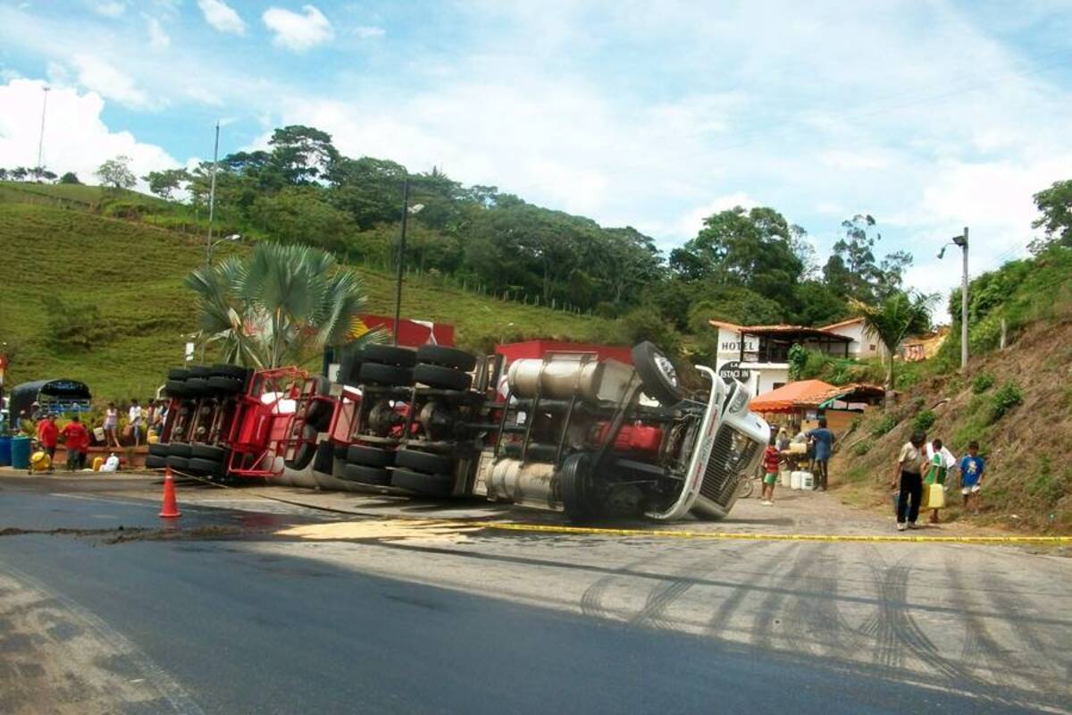 Emergencia por volcamiento de camión cargado con 4 mil litros de gasolina