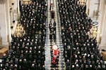 Numerosas personas se instalan en las calles para ver el funeral de Thatcher