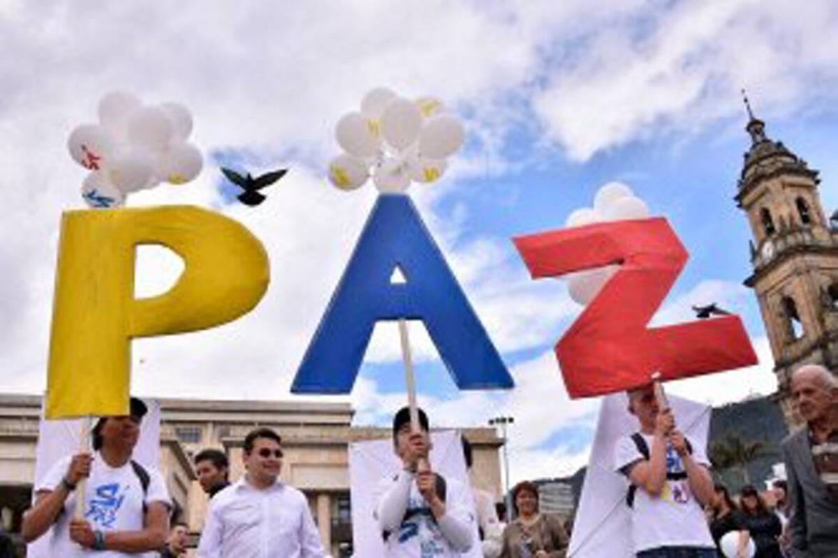 Ciudadanos que apoyan el Sí a la paz reunidos en la Plaza de Bolívar en Bogotá (Foto: AFP/VANGURADIA LIBERAL)