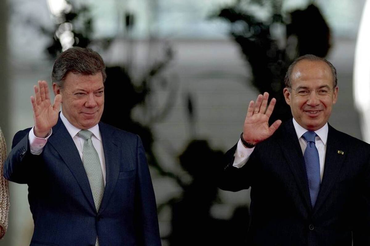 El presidente colombiano Juan Manuel Santos en compañía de su homólogo mexicano Felipe Calderón saludan en la ceremonia desde el palacio presidencial de México, Los Pinos. (Foto: Colprensa / VANGUARDIA LIBERAL)