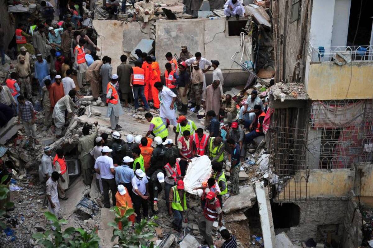 Evacúan tres edificios tras un derrumbe en Karachi que deja 21 muertos (Foto: Afp / VANGUARDIA LIBERAL)